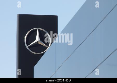 Santander, Spanien - 8. April 2024: Poster des offiziellen Händlerbetriebs und Werkstattservice der Marke Mercedes Stockfoto