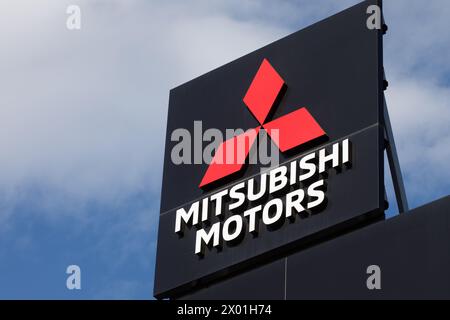 Santander, Spanien - 8. April 2024: Poster des offiziellen Händlerbetriebs und Reparaturservice der Marke Mitsubishi Stockfoto