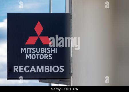 Santander, Spanien - 8. April 2024: Poster des offiziellen Händlerbetriebs und Reparaturservice der Marke Mitsubishi Stockfoto