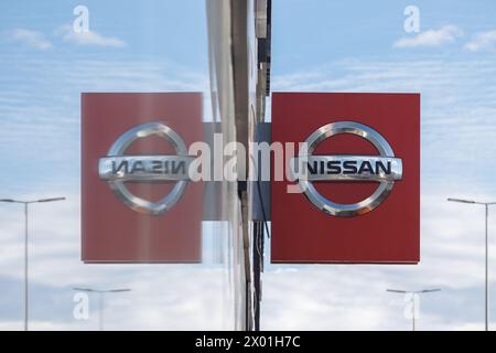 Santander, Spanien - 8. April 2024: Poster des offiziellen Händlerbetriebs und Reparaturservice der Marke Nissan Stockfoto