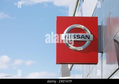 Santander, Spanien - 8. April 2024: Poster des offiziellen Händlerbetriebs und Reparaturservice der Marke Nissan Stockfoto
