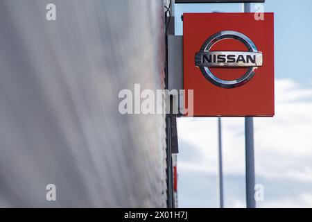 Santander, Spanien - 8. April 2024: Poster des offiziellen Händlerbetriebs und Reparaturservice der Marke Nissan Stockfoto