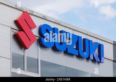 Santander, Spanien - 8. April 2024: Poster des offiziellen Händlerbetriebs und Reparaturservice der Marke Suzuki Stockfoto