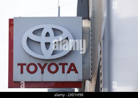 Santander, Spanien - 8. April 2024: Poster des offiziellen Händlerbetriebs und Reparaturservice der Marke Toyota Stockfoto