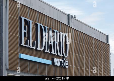 Santander, Spanien - 8. April 2024: Poster mit dem Logo des Hauptsitzes von El Diario Montañes in Santander, einer der traditionellsten Zeitungen Stockfoto