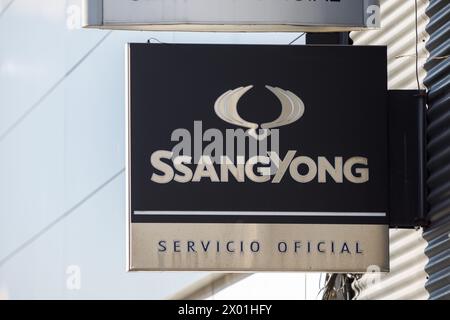 Santander, Spanien - 8. April 2024: Poster des offiziellen Händlerbetriebs und Reparaturservice der Marke Ssangyong Stockfoto