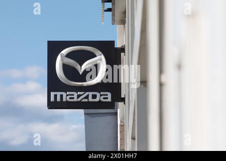 Santander, Spanien - 8. April 2024: Poster des offiziellen Händlerbetriebs und Reparaturservice der Marke Mazda Stockfoto