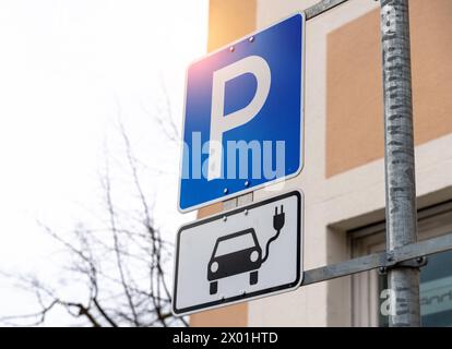 Schwabmünchen, Bayern, Deutschland - 17. März 2024: Verkehrsschild Parkplatz für E-Autos *** Verkehrsschild Parkplatz für E-Autos Stockfoto