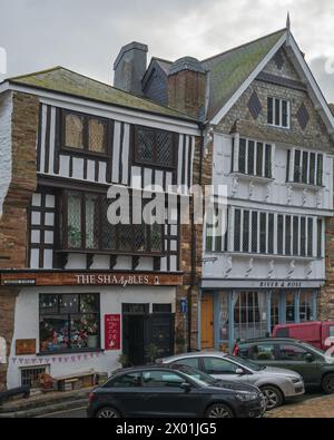 Zwei typische Gebäude im elisabethanischen Stil mit Holzrahmen in der Higher Street, Dartmouth, Devon, England, Großbritannien Stockfoto