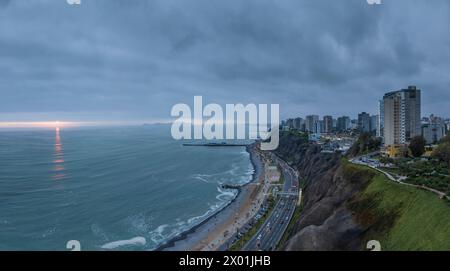 Luftaufnahme über Miraflores in der Dämmerung, Lima, Peru, Südamerika Stockfoto