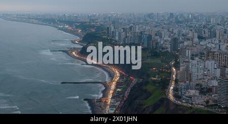 Luftaufnahme über Miraflores in der Dämmerung, Lima, Peru, Südamerika Stockfoto