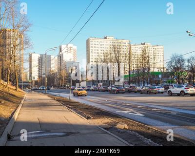 Ein gelbes Taxi fährt an einem sonnigen Frühlingstag entlang einer Stadtstraße. Moskau. Russland. März 2024. Stockfoto