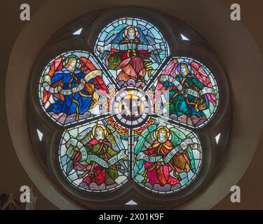 Ein Buntglasrosenfenster aus dem Inneren der St. Returns Church in Dartmouth, Devon, England, Großbritannien Stockfoto