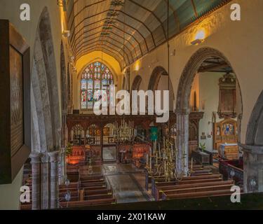 Eine Innenansicht der Chor- und Rood-Leinwand der St. Retuours Church in Dartmouth, Devon, England, Großbritannien Stockfoto