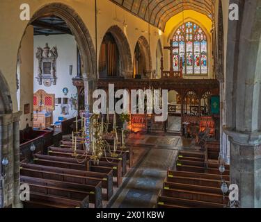 Eine Innenansicht der Chor- und Rood-Leinwand der St. Retuours Church in Dartmouth, Devon, England, Großbritannien Stockfoto