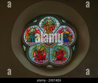 Ein Buntglasrosenfenster aus dem Inneren der St. Returns Church in Dartmouth, Devon, England, Großbritannien Stockfoto