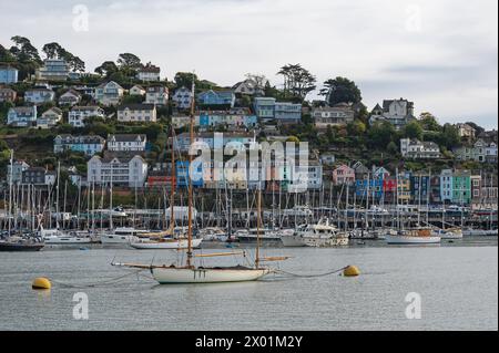 Boote liegen im Hafen von Dartmouth vor den farbenfrohen Häusern von Kingswear, Devon, England, Großbritannien, während einer Bootsfahrt vom Fluss Dart aus gesehen. Stockfoto