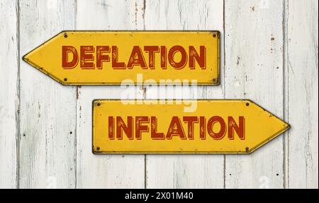 Richtungsschilder an einer Holzwand – Deflation oder Inflation Stockfoto