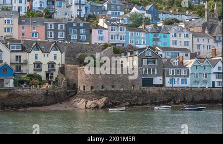 Die farbenfrohen Häuser von Dartmouth auf dem Hügel hinter Bayards Cove Fort, Dartmouth, Devon, England, Großbritannien, vom Fluss Dart aus gesehen während einer Bootsfahrt Stockfoto