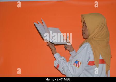 16. September 2023, Foto einer muslimischen Frau mit einem Buch, Wonosobo, Indonesien Stockfoto