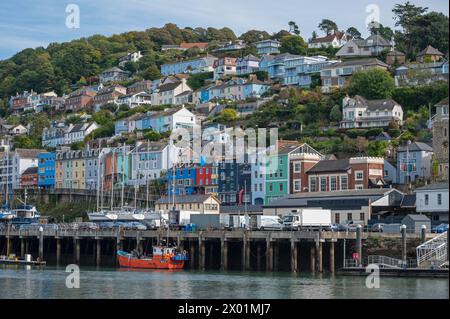 Boote liegen im Hafen von Dartmouth vor den farbenfrohen Häusern von Kingswear, Devon, England, Großbritannien, während einer Bootsfahrt vom Fluss Dart aus gesehen. Stockfoto