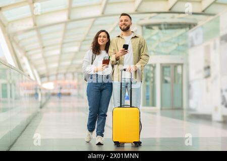 Mann und Frau gehen durch den Flughafen Stockfoto