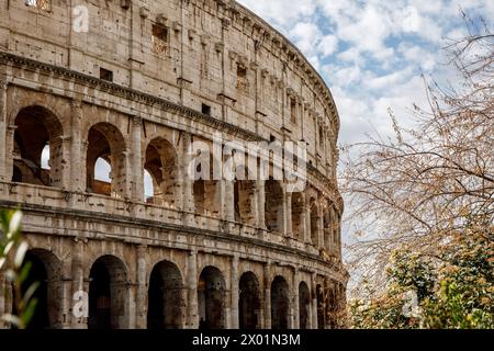 Bögen an der Fassade des römischen Kolosseums im Frühjahr Stockfoto