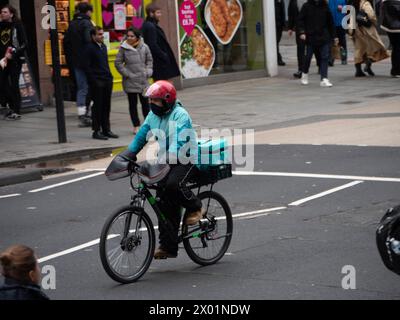 Deliveroo Food Delivery Radfahrer in Central London Stockfoto