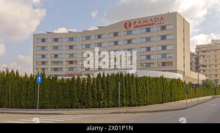 Craiova, Rumänien - 16. März 2024: Vier-Sterne-Hotel Ramada Plaza by Wyndham an der Bukarest Road. Stockfoto