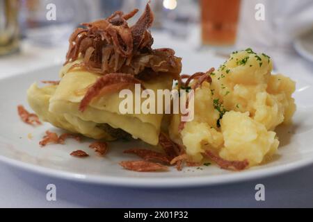 Der internationale Schlagerwettbewerb Stauferkrone wird 2024 bereits zum fuenften Mal von Maitis Media ausgerichetet. Schwaebische Maultaschen mit Kartoffelsalat -Stauferkrone 2024 der internationale Schlagerwettbewerb Stauferkrone wird 2024 bereits zum fuenften Mal von Maitis Media ausgerichetet. Deutschland, Donzodrf, Stadthalle, 06.04.2024 *** der internationale Popsong-Wettbewerb Stauferkrone wird von Maitis Media zum fünften Mal organisiert 2024 Schwäbische Ravioli mit Kartoffelsalat Stauferkrone 2024 der internationale Popsong-Wettbewerb Stauferkrone wird von Maitis Media organisiert Stockfoto