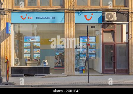 Craiova, Rumänien - 16. März 2024: TUI Travel Center Holidays Agency in Alexandru Ioan Cuza Street. Stockfoto