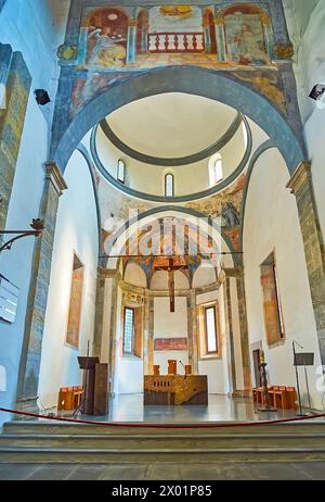 LOCARNO, SCHWEIZ - 26. MÄRZ 2022: Hauptaltar der Kirche San Francesco mit erhaltenen Freskenspuren, Locarno, Schweiz Stockfoto