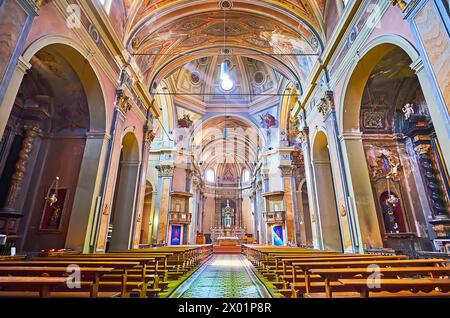 LOCARNO, SCHWEIZ - 26. MÄRZ 2022: Reich dekoriertes Innenleben der Kirche Sant'Antonio, Locarno, Schweiz Stockfoto