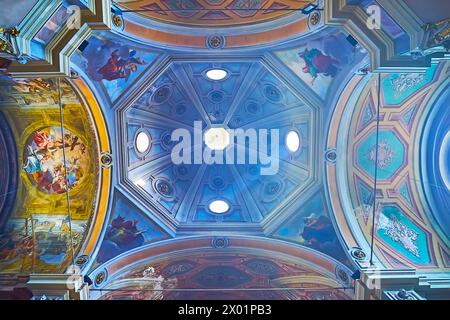 LOCARNO, SCHWEIZ - 26. MÄRZ 2022: Die mit Fresken verzierte Kuppel und das Gewölbe der Kirche Sant'Antonio, verziert mit geometrischen Mustern und Szenen des Kreuzes, Stockfoto