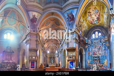 LOCARNO, SCHWEIZ - 26. MÄRZ 2022: Das große Panorama der Kirche Sant'Antonio, verziert mit Fresken an Seitenkapellen, Reliquien, Skulpturen und St. Stockfoto