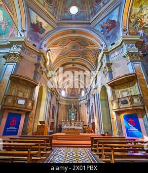 LOCARNO, SCHWEIZ - 26. MÄRZ 2022: Die Hauptkapelle der Kirche Sant'Antonio, verziert mit Fresken und Stuckverzierungen, Locarno, Schweiz Stockfoto