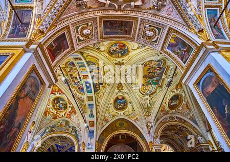 ORSELINA, SCHWEIZ - 26. MÄRZ 2022: Das Gewölbe der Kirche Santa Maria Assunta Madonna del Sasso mit Fresken, Stuck und vergoldeten Dekoraten Stockfoto