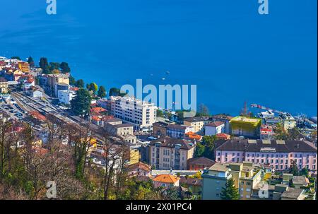 Der Blick von oben auf die Dächer von Muralto, den Lago Maggiore und den Bahnhof Locarno, Tessin, Schweiz Stockfoto