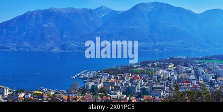 Panorama des Lago Maggiore, Alpen und Häuser von Locarno im Hintergrund, Tessin, Schweiz Stockfoto