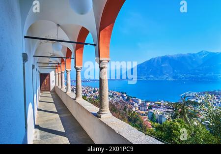 Die bogenförmige Terrasse des Wallfahrtsortes Madonna del Sasso bietet einen atemberaubenden Blick auf die Lepontinischen Alpen, Locarno und den Lago Maggiore in Orselina, Schweiz Stockfoto