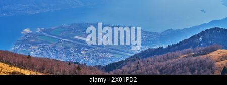 Blick aus der Vogelperspektive auf den Lago Maggiore, Locarno und den Hang des Cardada Cimetta, Tessin, Schweiz Stockfoto