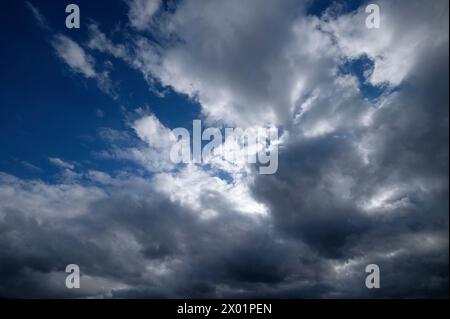 Dramatischer, bewölkter blauer Himmel Hintergrund Stockfoto