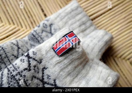norwegische Flaggenmarke auf Wollsocken Stockfoto