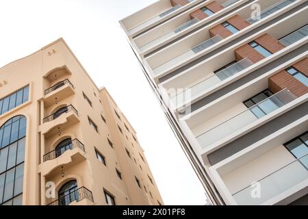 JANABIYA, BAHRAIN - 18. MÄRZ 2017: Neu errichtete Wohnblöcke überragen ein Wohngebiet in Bahrain. Stockfoto