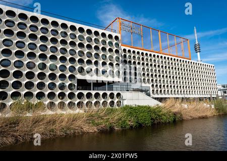 Amsterdam, Niederlande, 07.04.2024, Student Experience Amsterdam Zuidas, ein modernes Studentenzentrum in futuristischem Gebäude Stockfoto