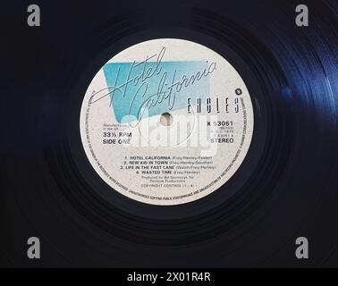Foto Nahaufnahme eines Zentrums-Labels auf einer Original-Pressung der langlebigen LP-Platte Hotel California by the Eagles aus dem Jahr 1976 Stockfoto