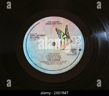 Foto Nahaufnahme eines Zentrums-Labels auf einer Original-Pressung der langlebigen LP-Vinyl-Disc The Doors Greatest Hits aus dem Jahr 1980 Stockfoto