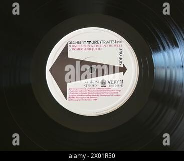 Foto Nahaufnahme eines Zentrums-Labels auf einer Original-Pressung der langlebigen LP-Vinyl-Disc Alchemy Dire Straits Live aus dem Jahr 1984 Stockfoto