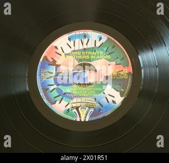 Foto-Nahaufnahme eines Zentrums-Labels auf einer Original-Pressung der langlebigen LP Brothers in Arms von Dire Straits aus dem Jahr 1985 Stockfoto