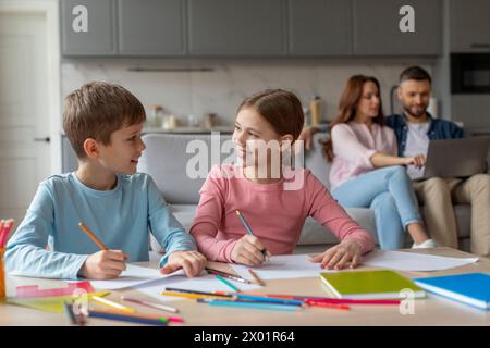 Kinder, die gemeinsam Hausaufgaben machen, Eltern mit Hintergrund Stockfoto